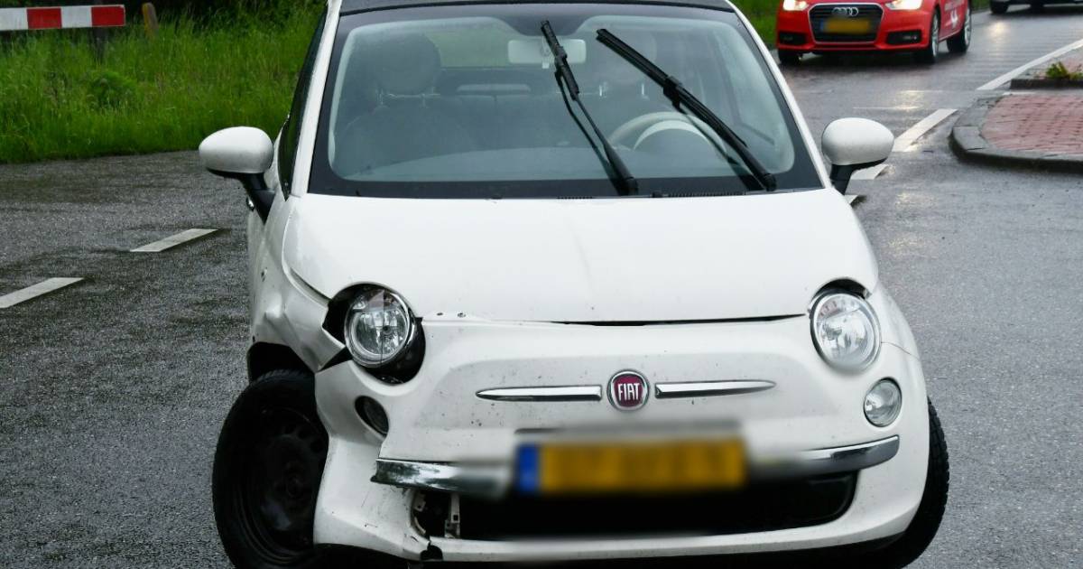 Aanrijding in Enschede: 1 gewonde, hinder voor overig verkeer.
