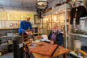 Anton van Dorp (links) en Theo van Dooren in de ‘huiskamer’ van het binnenkort te sluiten heemcentrum van De Kleine Meijerij aan de Spoorlaan in Oisterwijk.