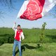 Met vlag langs de lijn: deze diehard Ajaxfan kreeg een Heldenspeld van burgemeester Femke Halsema