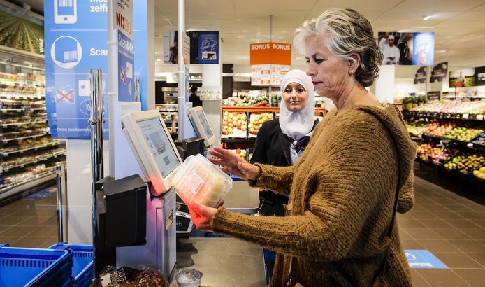 Klanten gebruiken de zelfscanner in een filiaal van de Albert Heijn.