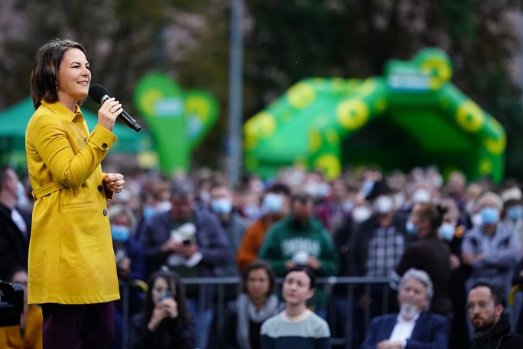 Lijsttrekker Annalena Baerbock van de Groenen voert campagne in Leipzig. Het lukt het de partij maar niet om in het oosten van Duitsland door te breken. Beeld EPA, Clemens Bilan