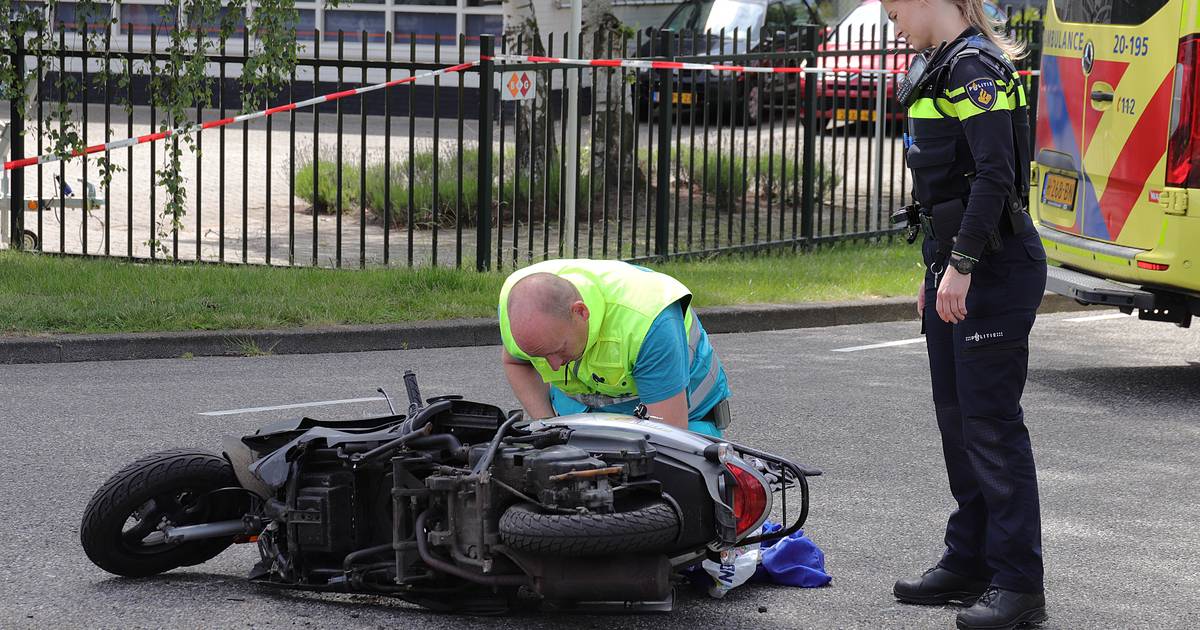 Vrouw op scooter gewond bij botsing met bestelbus in Waalwijk.