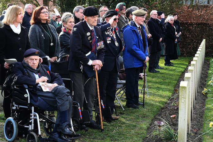 Enkele bevrijders van Gennep bij de herdenking in Milsbeek, onder wie de bijna 100-jarige Edwin Hunt (staand met wandelstok).