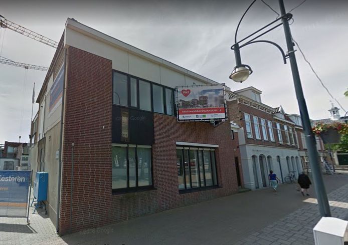 Het voormalig Rabobankgebouw aan het Marktplein in juni 2016. Toen werd er in 's-Gravenzande nog vollop gewerkt aan een nieuw winkelcentrum. Inmiddels is het pand verstopt achter spandoeken.