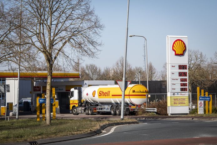 Een Shell-station in de provincie Groningen. Volgens de rechter zou Shell ook moeten zorgen dat haar klanten 45 procent minder CO2 uitstoten.