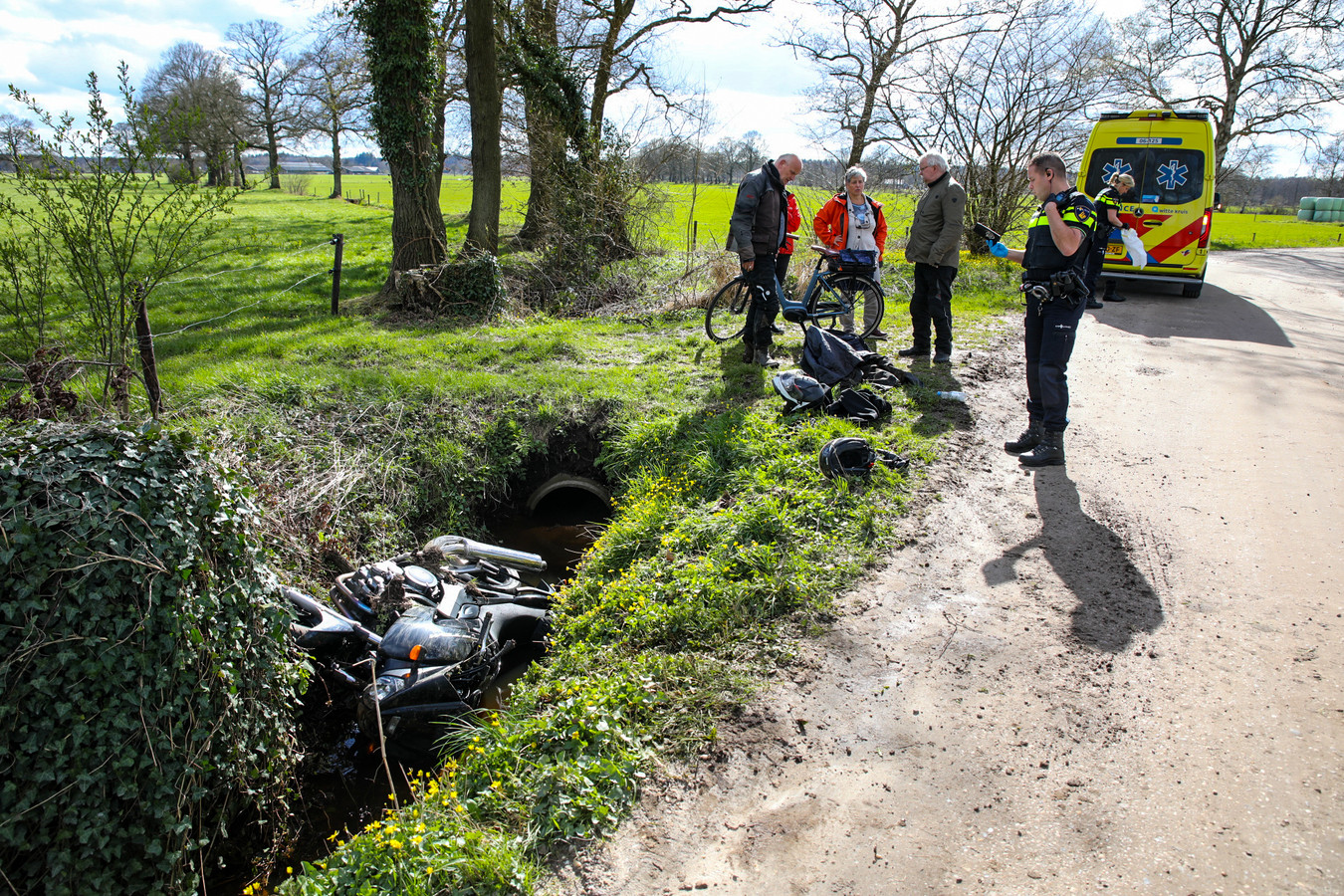 Motorrijder Gaat Bij Loenen Onderuit En Valt In Sloot Met Water Motor 