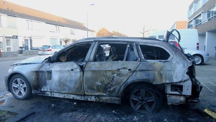 De auto brandde volledig uit aan de Tamboerijn in Den Bosch.