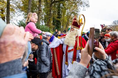 Honderden kinderen verwelkomen Sinterklaas bij de Groene Brug in Delden