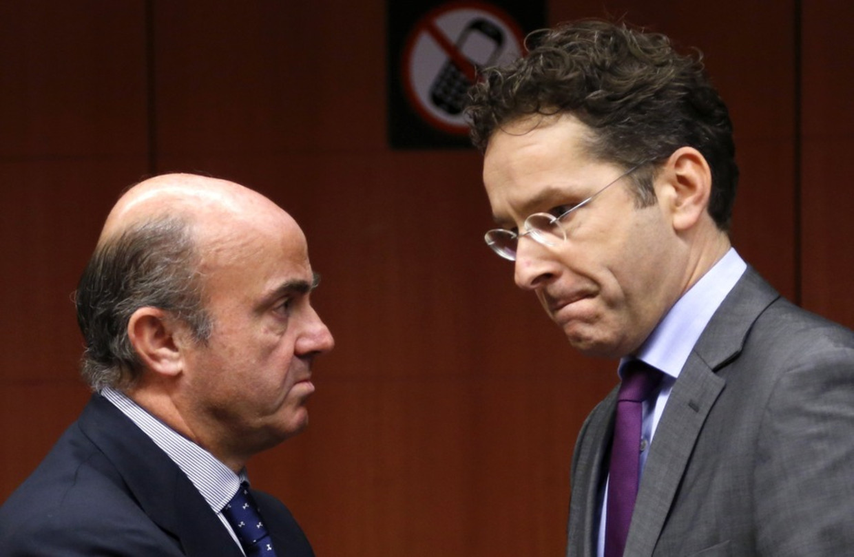 De Spaanse minister van economische zaken Luis de Guindos in gesprek met Jeroen Dijsselbloem. Beeld reuters