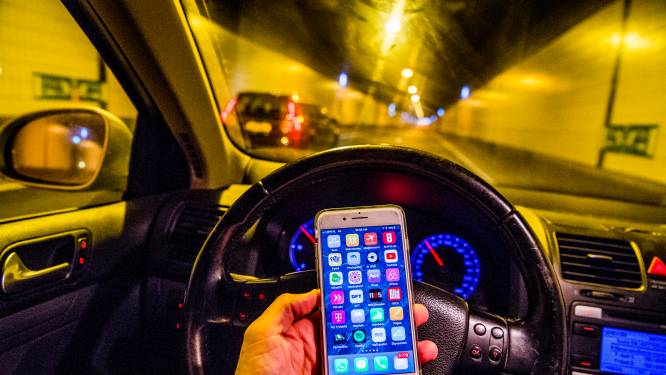 ‘Apparaat dat telefoon van automobilist blokkeert tijdens rijden komt eraan’