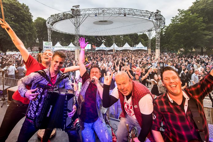 Mix van kraampjes, muziek en theater maakt jaarmarkt Den Hout een