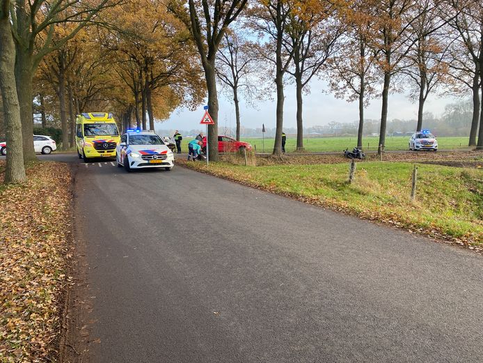 In Nieuwleusen is vanmiddag bij een aanrijding een scooterrijder gewond geraakt.
