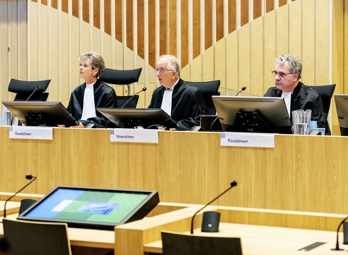 Beeld ter illustratie: De rechters in de strafzaak tegen de agenten (VLNR) Rechter L. Gerretsen-Visser, voorzitter W. Bruinsma en rechter W. van Boven.