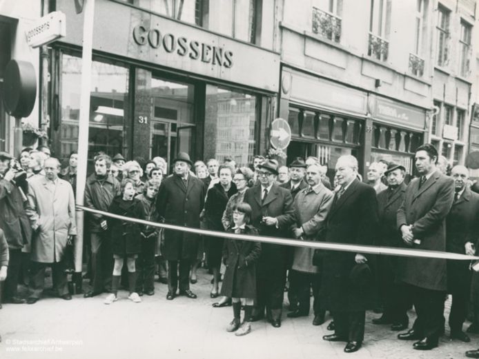 Het lintje van de autovrije winkelbuurt De Wilde Zee - hier aan bakkerij Goossens in de Korte Gasthuisstraat - wordt in 1973 geknipt. Vooraan herken je onder meer toenmalig burgemeester Lode Craeybeckx en schepen Bob Cools, die vanaf 1983 burgemeester zal worden.