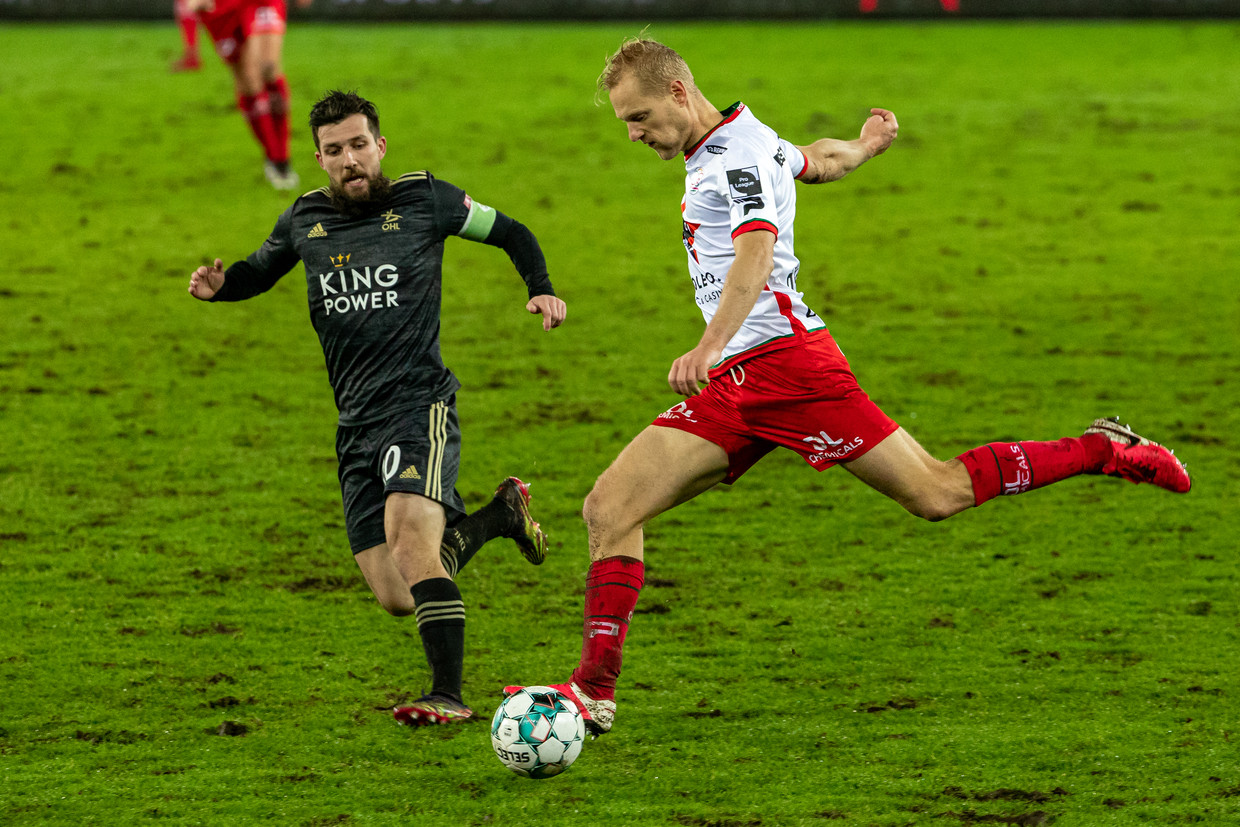 Deschacht in duel met Xavier Mercier in de met 2-3 verloren match tegen Oud-Heverlee Leuven afgelopen week. Beeld BELGA