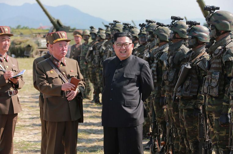 Kim Jong-un met de commando's van de nieuwe elite-eenheid van het leger. Noord-Korea heeft nog niet bekendgemaakt hoe de commando-groep heet. Beeld AFP