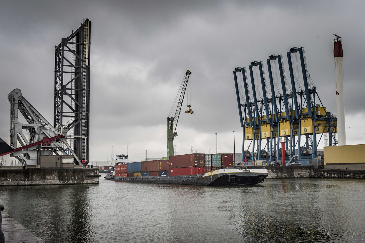 Een schip met containers in de haven van Antwerpen. 