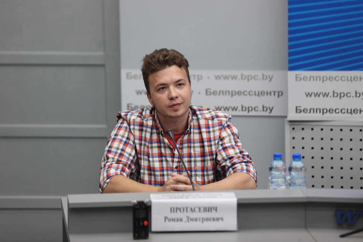 Roman Protasevitsj woont een persconferentie van het Wit-Russische ministerie van buitenlandse zaken bij over de Ryanair-vlucht van Athene naar Vilnius die werd omgeleid via Minsk. Beeld EPA