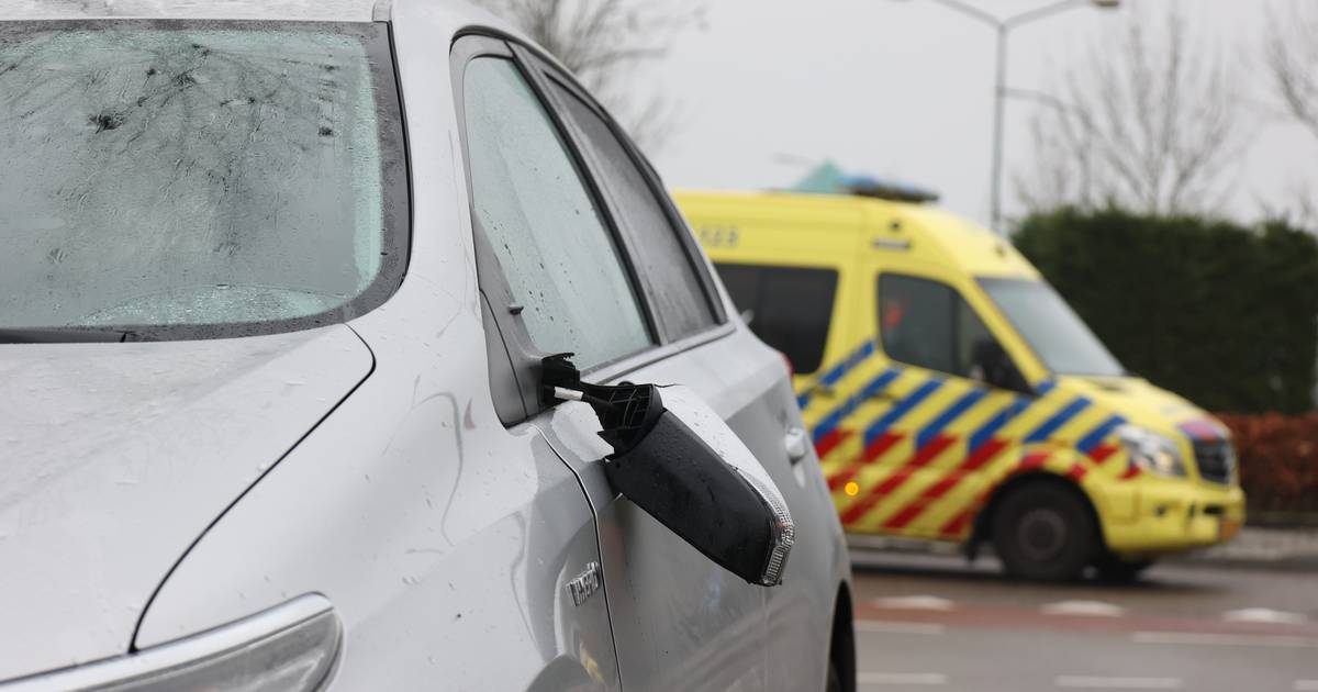 Fietser raakt gewond bij botsing met auto op rotonde in Oss, zijspiegel breekt af door klap.