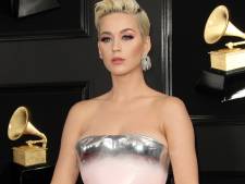 Jennifer Aniston heeft dringend kapper nodig en topless Katy Perry riskeert brand