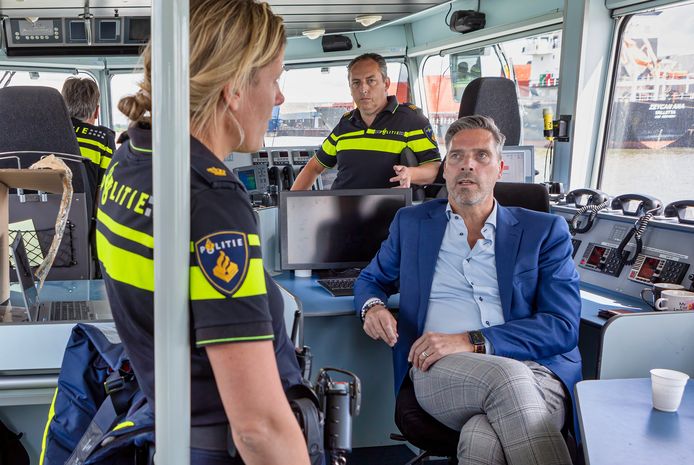 Burgemeester Aart-Jan Moerkerke voer in juni mee met een politieactie tegen ondermijning in de haven van Moerdijk.