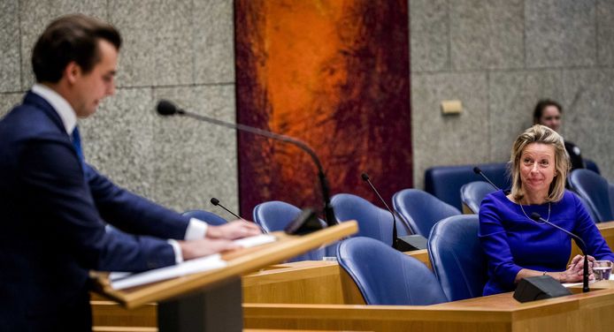 Kajsa Ollongren, minister van Binnenlandse Zaken, kijkt naar Thierry Baudet (FvD) tijdens het debat over de intrekking van het raadgevend referendum.