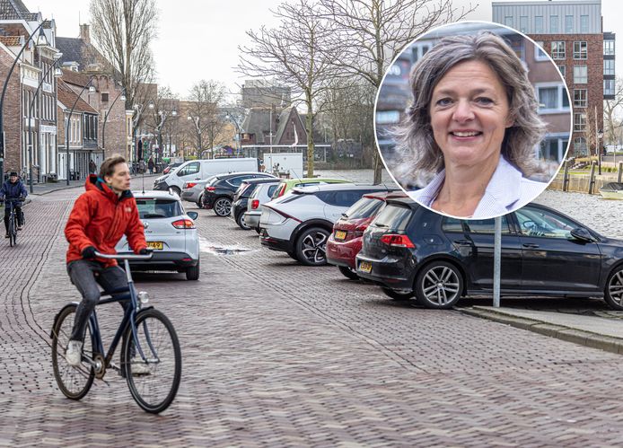 De fiets moet de komende jaren een prominentere rol gaan spelen in de binnenstad, voor auto's is geen plek meer. Inzet: wethouder Gerdien Rots.