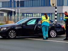 Taxichauffeur raakt gewond bij botsing met vrachtwagen in Oss
