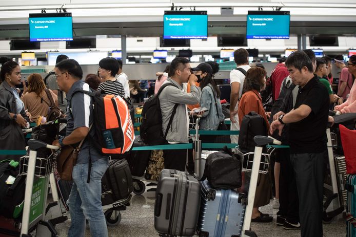 Reizigers op het vliegveld van Hongkong.