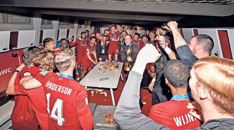 Pepijn Lijnders in de kleedkamer met de wereldbeker voor clubteams na de gewonnen finale tegen Flamengo, Doha, Qatar, 21 december 2019. Beeld Liverpool FC via Getty Images