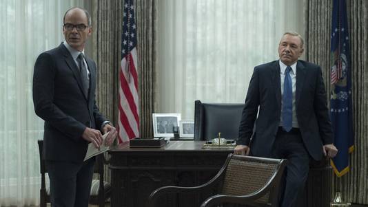 Kevin Spacey (r) keert niet meer terug als Frank Underwood in House of Cards, dat vandaag begint aan het laatste seizoen.