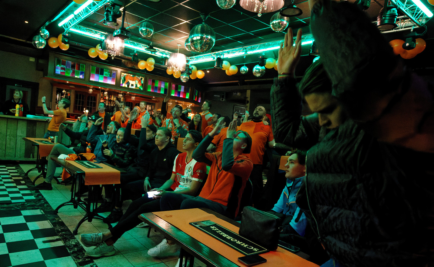 Oranjesupporters tijdens de eerste wedstrijd van het Nederlands elftal in Café Den Braai in Vlijmen.