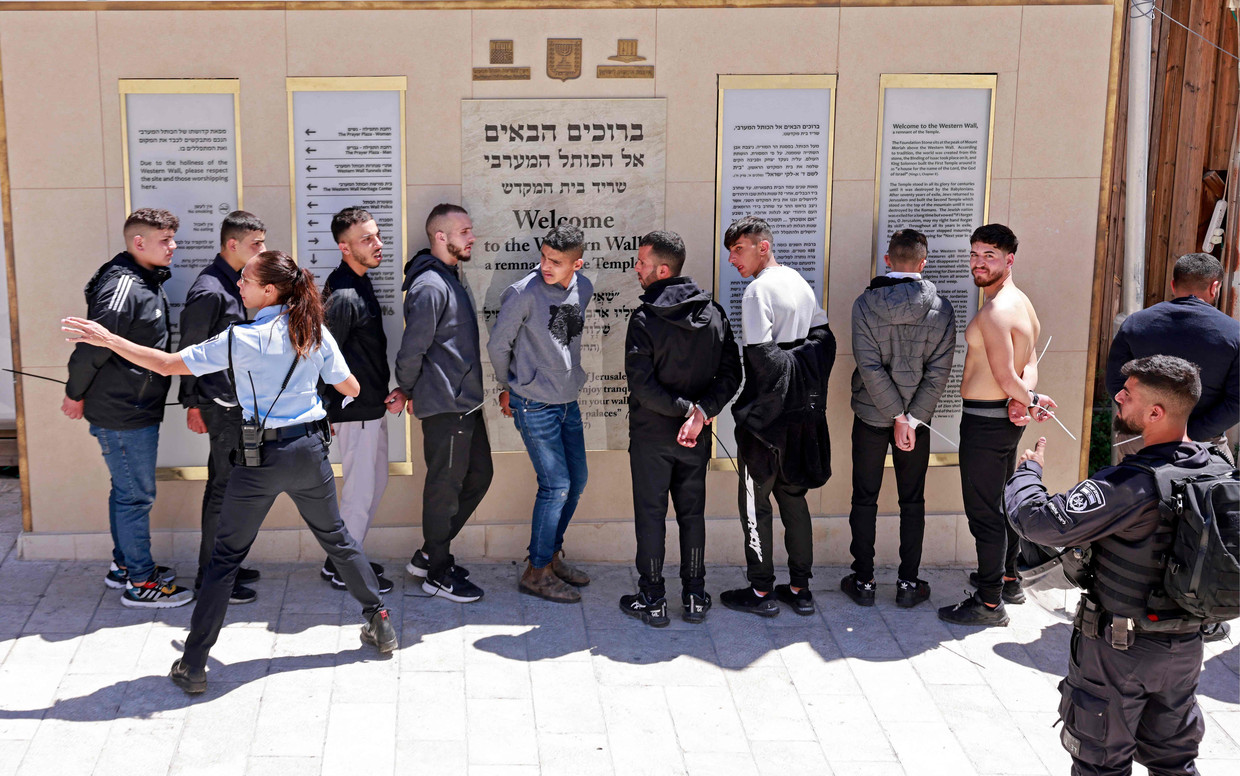 Palestijnse jongeren gearresteerd door de Israëlische politie na rellen op de tempelberg. (Photo by Menahem KAHANA / AFP) Beeld AFP