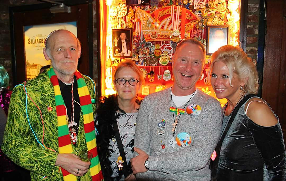 René Zeelen (links) met naast hem zijn vrouw en vrienden tijdens zijn laatste avond carnaval in café A Jenne Sjlaagboom in Kerkrade.