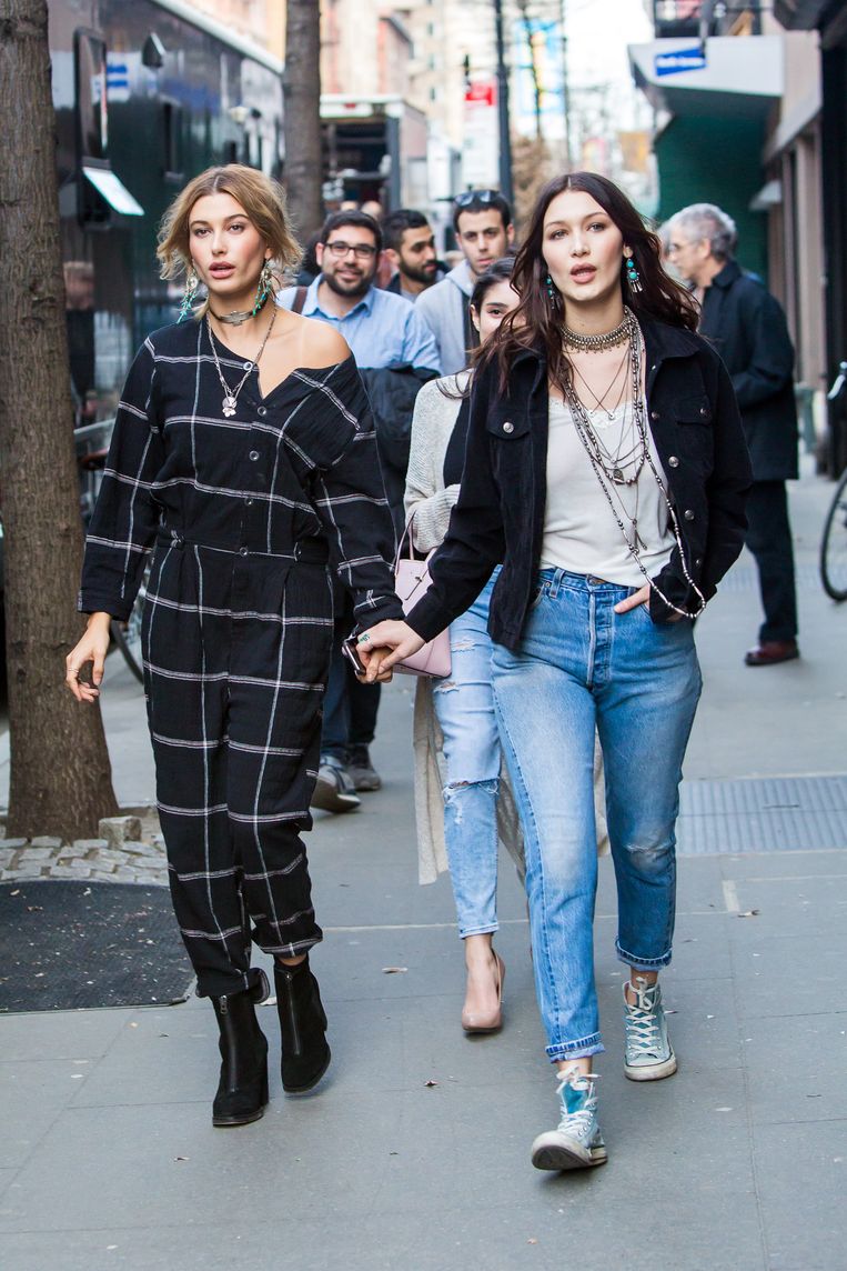 Modellen en harstvriendinnen Hailey Bieber (l) en Bella Hadid zijn op straat in New York aangeschoten wild voor fotografen. Beeld GC Images
