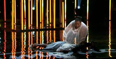 Deelneemster zakt plots in elkaar tijdens American Idol