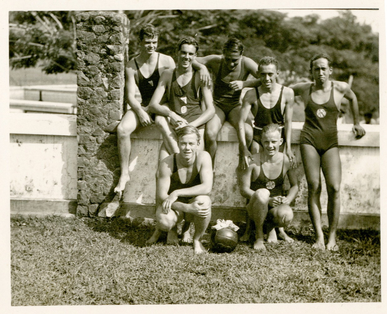 Zijn waterpoloteam, met helemaal links Hans.  Beeld 