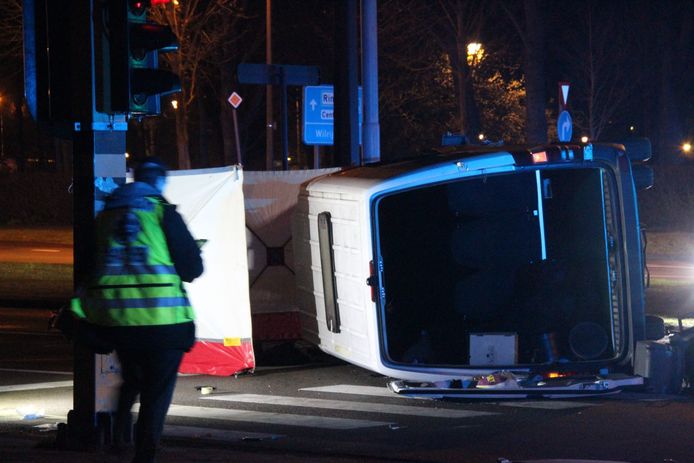 Het busje raakte een paal in het midden van de rijbaan en sloeg om.
