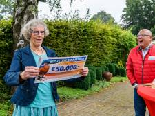 Straatprijs Postcode Loterij valt in villawijk in Haaksbergen: 150.000 euro en gloednieuwe BMW