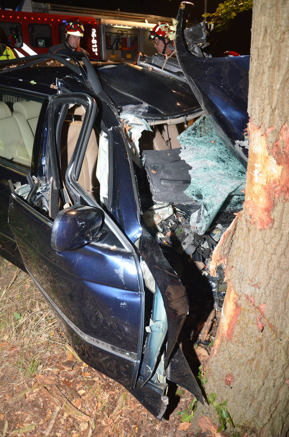 Man uit Gorssel rijdt auto total loss tegen boom bij