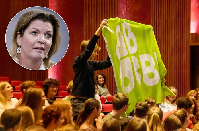 Tijdens een gastcollege van minister Christianne van der Wal op een middelbare school in Harderwijk houdt een leerling een BBB-vlag in de lucht.