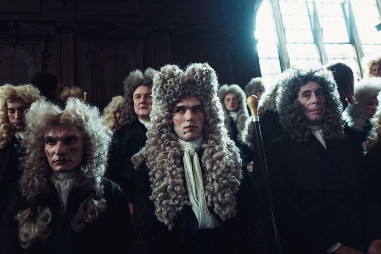 Bepoederde wangen en hoge pruiken in The Favourite. Beeld  