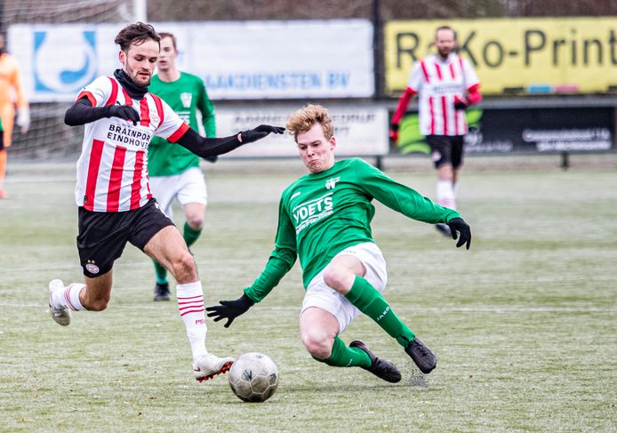 Sep Drabbels (l) van PSV AV snelt voorbij een speler van Den Dungen.