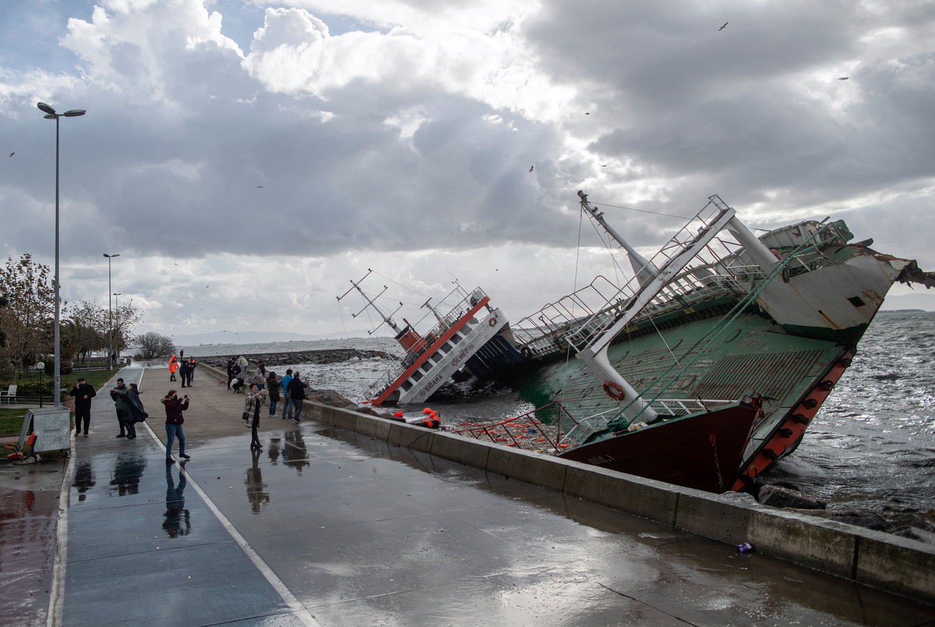 Een door de storm beschadigd vrachtschip in Turkije.