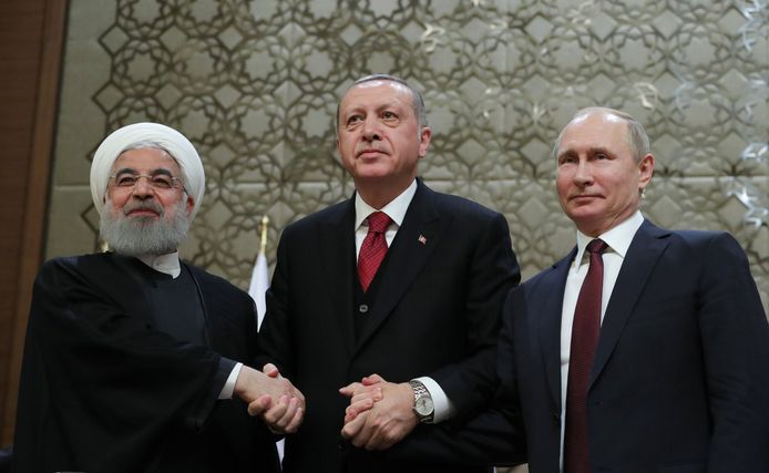 Iraans president Hassan Rouhani (links), Turks president Recep Tayyip Erdogan (midden) en Russisch president Vladimir Putin (rechts) na afloop van de topontmoeting.