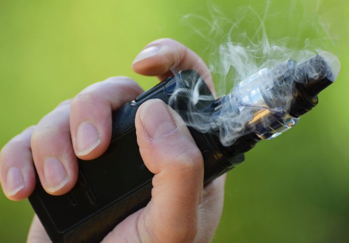 Een 18-jarige uit Brussel stierf aan een longontsteking. Artsen achten het mogelijk dat die veroorzaakt werd door te vapen.