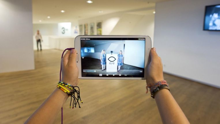 Kinderen kunnen met een tablet een half uur durende tour door Eye maken waarin ze bijvoorbeeld leren hoe je een film spannend maakt Beeld Eye