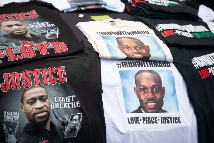 T-shirts met de beeltenissen van de vermoorde zwarte mannen George Floyd en Ahmaud Arbery.