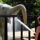 Verkoelende douche voor olifanten Artis