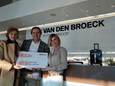Micheline De Munck en Sven Asselbergh van vzw Joséphine kregen maandag nog een cheque overhandigd van Sibylle Vanbossuyt, COO van BMW-garage Van den Broeck in Dilbeek.